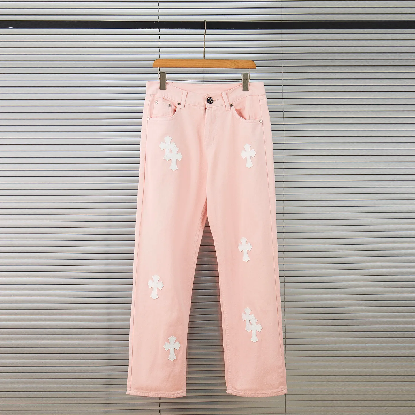 P270 Chrome hearts | CH Chrome hearts Limited edition cherry blossom pink leather jeans for girls. Charming dopamine personality jeans. Indispensable for fashionistas. The same model for celebrities. A model touted by many bloggers. This new pair of pants is perfect in terms of shape and upper body. It is no exaggeration to say that making a pair of jeans is equivalent to making 20 short-sleeved jeans. The fabric is made of high-quality imported denim. It has a unique high-end texture. I am very satisfied with it after washing and proofing several times. Style number: 1730# Color: Sakura pink Size: 28 30 32 34